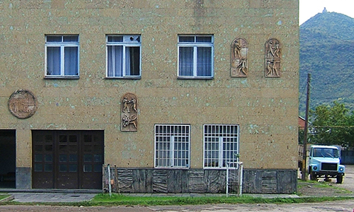 Katharinenfeld, heute Bolnissi: Die ehemalige evangelisch-lutherische Kirche, heute eine Sporthalle (Ausschnitt). Foto: Wikimedia commons, Traubenberger