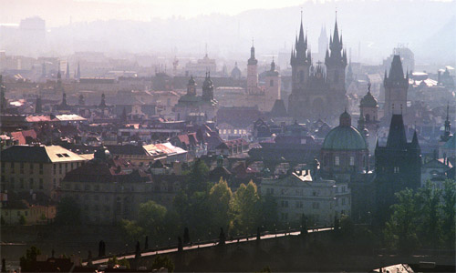 Unter Kaiser Karl IV. entstand neben anderen Prager Wahrzeichen die Karlsbrücke, die die Altstadt mit der Kleinseite und der Burg verbindet. Foto: © Prague City Tourism
