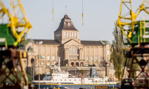 Eines der Wahrzeichen von Stettin/Szczecin ist die Hakenterrasse/Wały Chrobrego mit dem Hauptgebäude des Stettiner Nationalmuseums (Mitte) und des Marschallamtes (rechts). Auf dem Gelände der von Hafenanlagen geprägten Lastadie am gegenüberliegenden Oder-Ufer entsteht gerade ein neues attraktives Wohn- und Ausgehviertel.  | Foto: © Urząd Miasta Szczecin, 2024 (Ausschnitt)