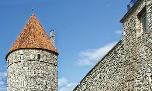 Tallinn – die Stadtmauer in der Altstadt (Ausschnitt). Foto: pixabay, Makalu