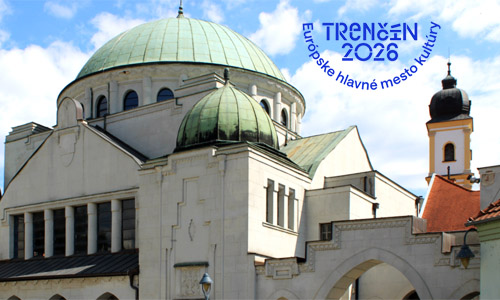 Die Synagoge in Trentschin, dahinter die Piaristenkirche. Logo Trenčín 2026. Foto: © Tobias Weger, IKGS München (Ausschnitt) Partner