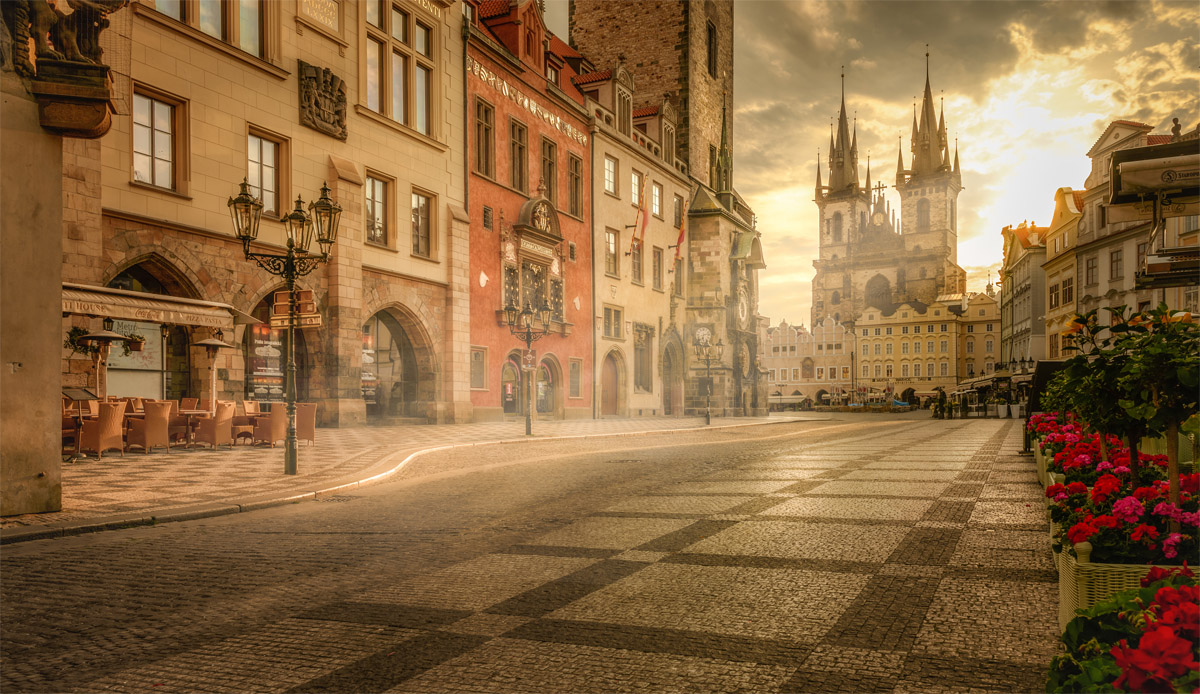 Der Altstädter Ring mit dem Altstädter Rathaus und der Theynkirche. Foto: © Prague City Tourism