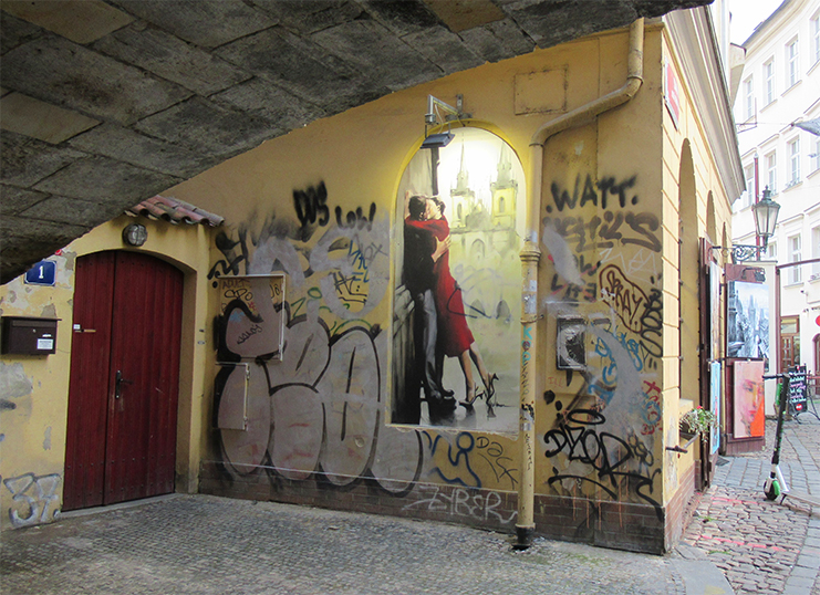 »Der Kuss«, Graffiti in der Prager Altstadt. Foto: © Peter Becher