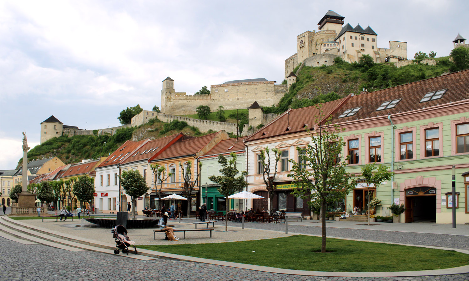 Marktplatz und Burg in Trentschin/Trenčín. Foto: © Tobias Weger, IKGS München