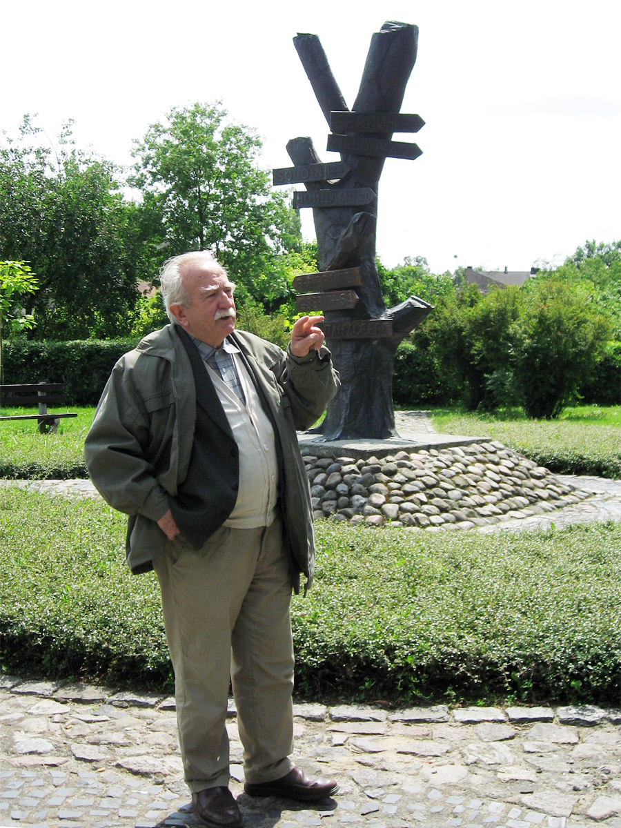 Zbigniew Czarnuch 2009 in dem von ihm geschaffenen »Park der Wegweiser und Meilensteine der Kulturen« in Vietz/Witnica. Foto: Deutsches Kulturforum östliches Europa, Claudia Tutsch