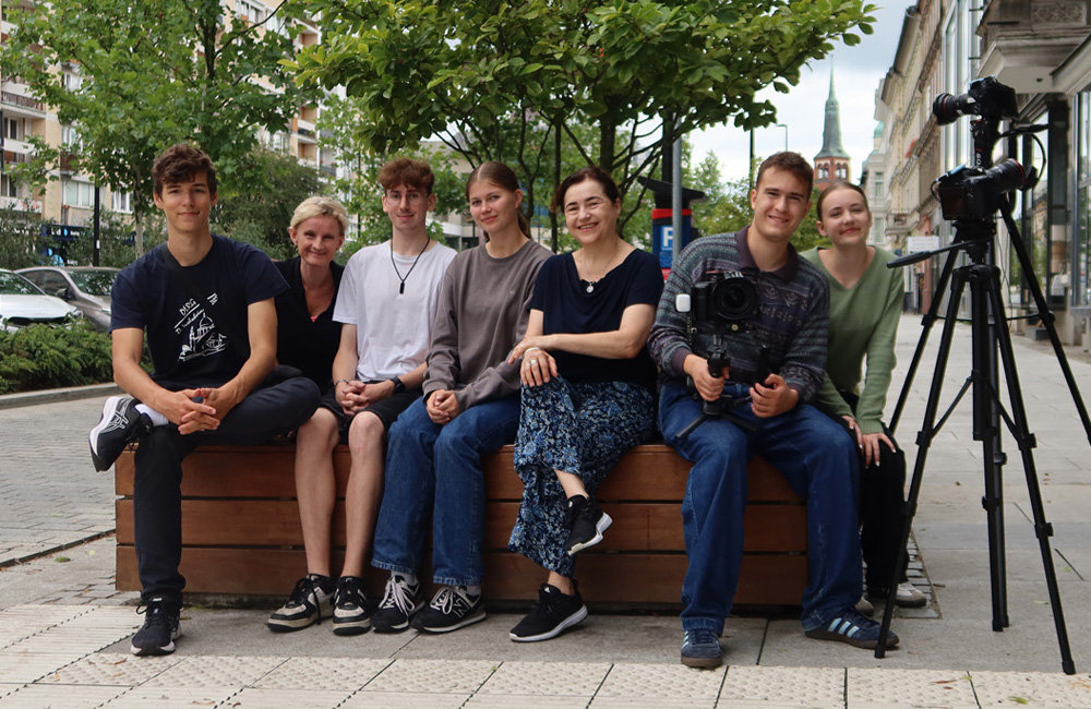 v. l. n. r.: Filmmentorin Kathrin Lantzsch, Louis Bernhardt, Johanna Wuscher, Brygida Helbig, Merle Welak, Danio Schneider, Foto: Vera Schneider, © Deutsches Kulturforum östliches Europa 