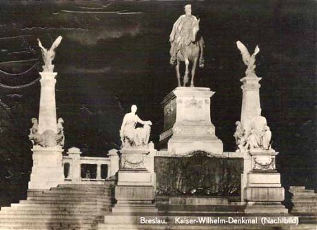 Kaiser-Wilhelm Denkmal in der Schweidnitzer Straße (Świdnicka). Es war das monumentalste der deutschen Nationaldenkmäler in Breslau. Im Oktober 1945 ließ die polnische Stadtregierung das zentrale Reiterstandbild stürzen und die gesamte Anlage anschließend