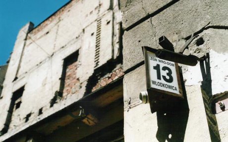 Das Haus in der Wallstraße 13 (Włodkowica) ist heute noch immer eine Ruine.