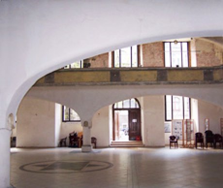 Innenraum der ehemaligen Synagoge Zum Weißen Storch