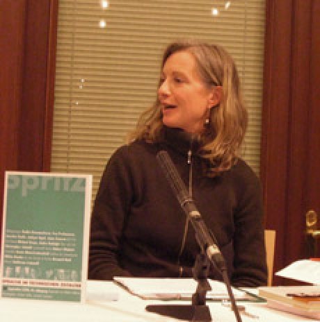 Eva Profousová, die zahlreiche tschechische Autoren ins Deutsche übersetzt (hat), konzipierte auf Anregung des Deutschen Kulturforums östliches Europa die Veranstaltungsreihe <i>Ablagerungen</i>.