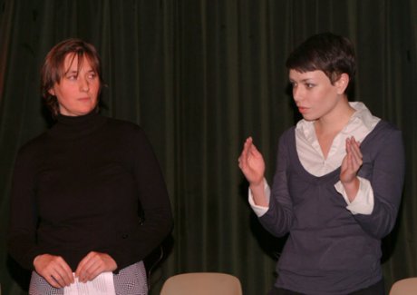 Katharina Schmitt (rechts), die in Prag an der dortigen Theaterfakultät der Akademie der musischen Künste Schauspielregie studiert hat, inszenierte die szenische Lesung in Berlin.