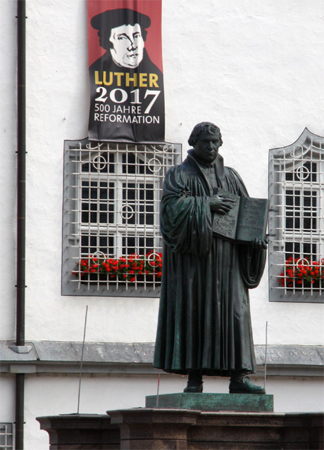 Das Lutherdenkmal auf dem Wittenberger Marktplatz erinnert seit 1821 an den Reformator.
