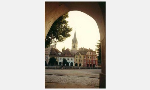 Der Kleine Ring, früher der Marktplatz des mittelalterlichen Hermannstadt/Sibiu, ist von Laubengängen umgeben, in denen früher Verkaufslokale ihre Waren feil boten.