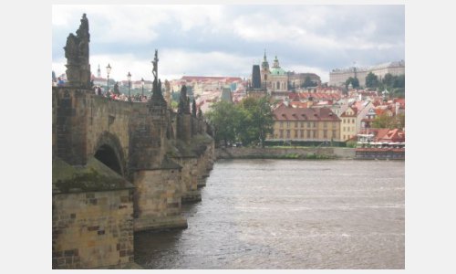 Unter Kaiser Karl IV. entstand neben anderen Prager Wahrzeichen die Karlsbrücke, die Kleinseite und Burg mit der Altstadt verbindet.